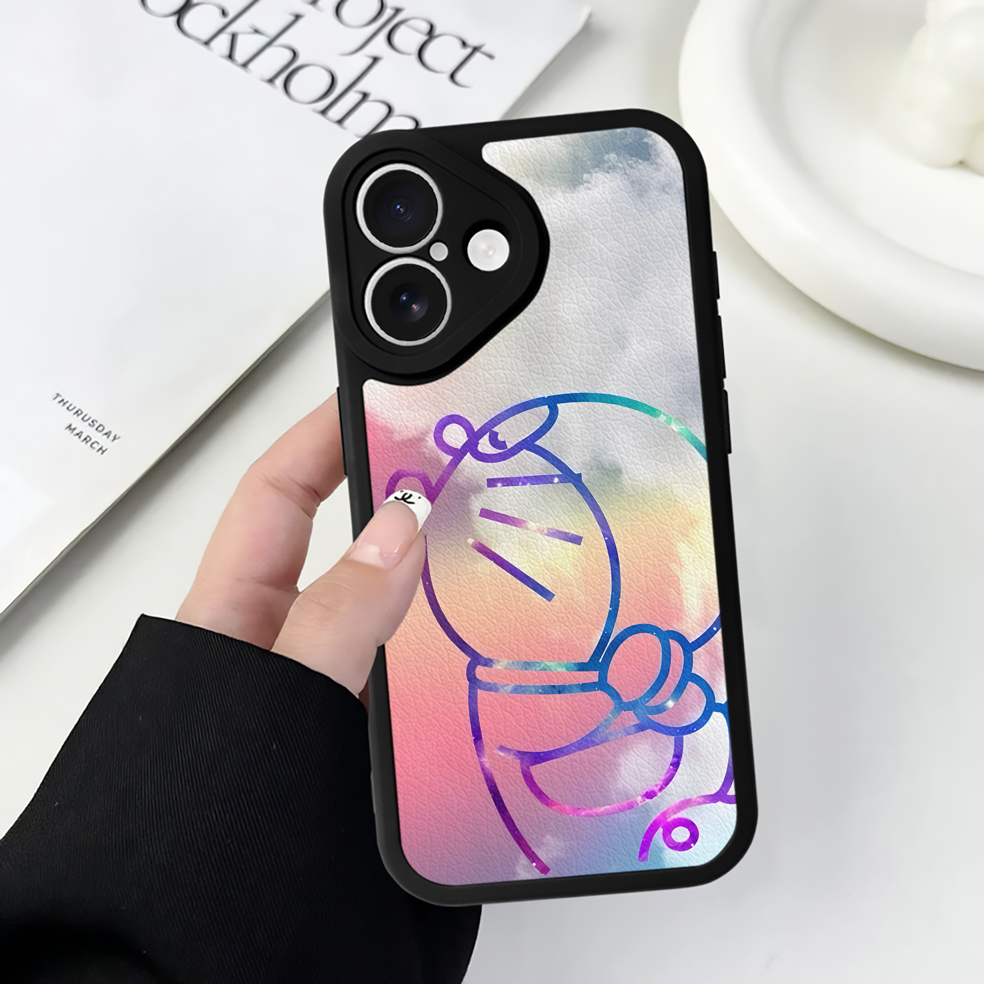 （画像用） ドラえもん Doraemon 【iPhone 16シリーズ対応】シリコンスマホケース（レザー調） 材質：シリコン